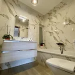 Airport Bedroom With Your Own Private Bathroom Self Check In And Self Check Out Air-condition Included Séjour chez l'habitant Mqabba
