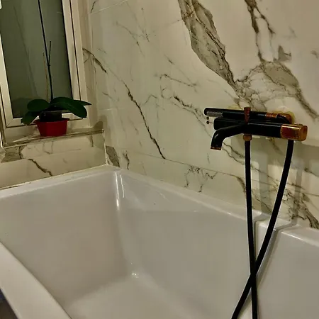 Airport Bedroom With Your Own Private Bathroom Self Check In And Self Check Out Air-condition Included *