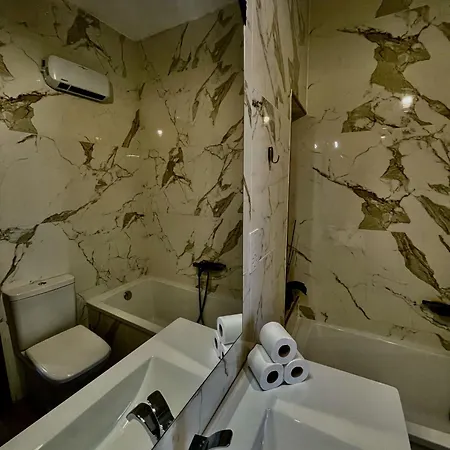 Airport Bedroom With Your Own Private Bathroom Self Check In And Self Check Out Air-condition Included * Mqabba