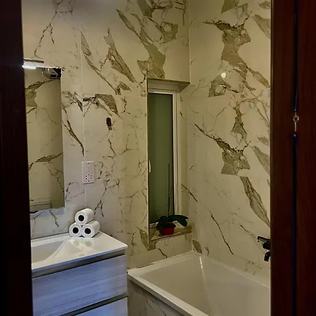 Airport Bedroom With Your Own Private Bathroom Self Check In And Self Check Out Air-condition Included Privatunterkunft