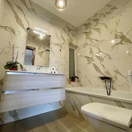 Airport Bedroom With Your Own Private Bathroom Self Check In And Self Check Out Air-condition Included Accommodatie bij particulieren Mqabba