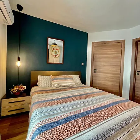 Airport Bedroom With Your Own Private Bathroom Self Check In And Self Check Out Air-condition Included Rum i privatbostad