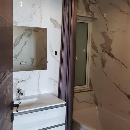 Alloggio in famiglia Airport Bedroom With Your Own Private Bathroom Self Check In And Self Check Out Air-condition Included *