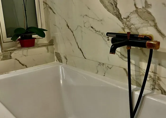 Airport Oasis: Private En-suite With Self Check-in *