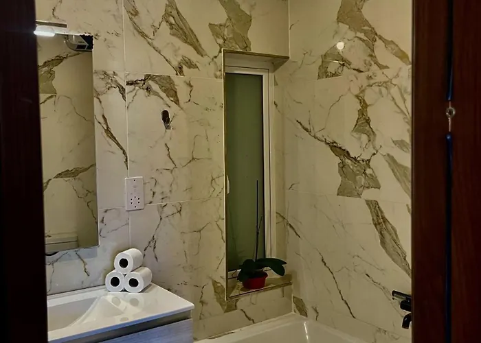 Airport Bedroom With Your Own Private Bathroom Self Check In And Self Check Out Air-condition Included Проживание в семье