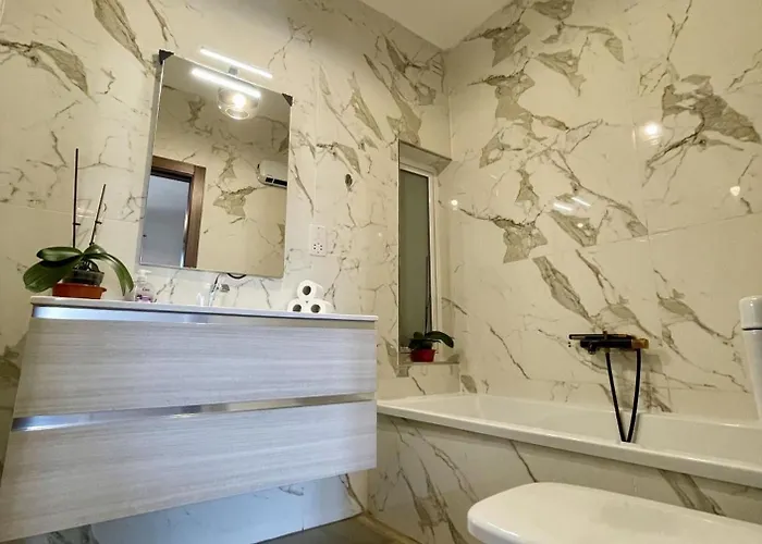 Airport Bedroom With Your Own Private Bathroom Self Check In And Self Check Out Air-condition Included Проживание в семье Mqabba